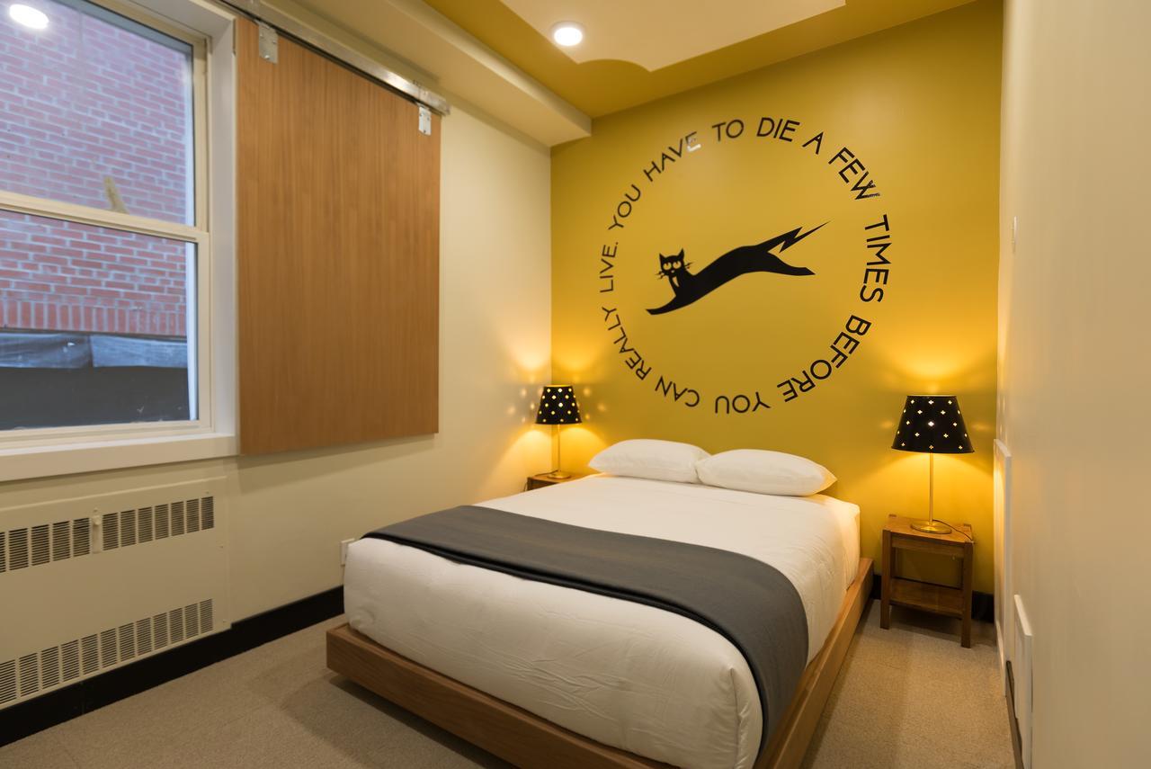 Crash Hotel Downtown Edmonton Room photo
