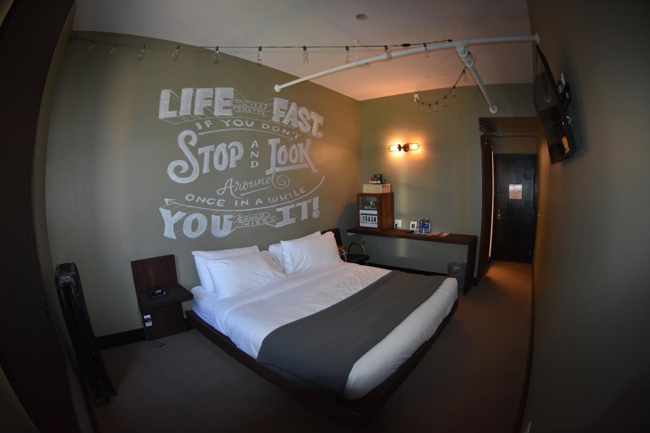 Crash Hotel Downtown Edmonton Room photo