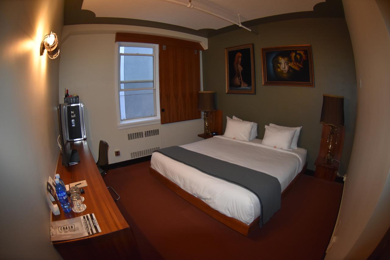 Crash Hotel Downtown Edmonton Room photo