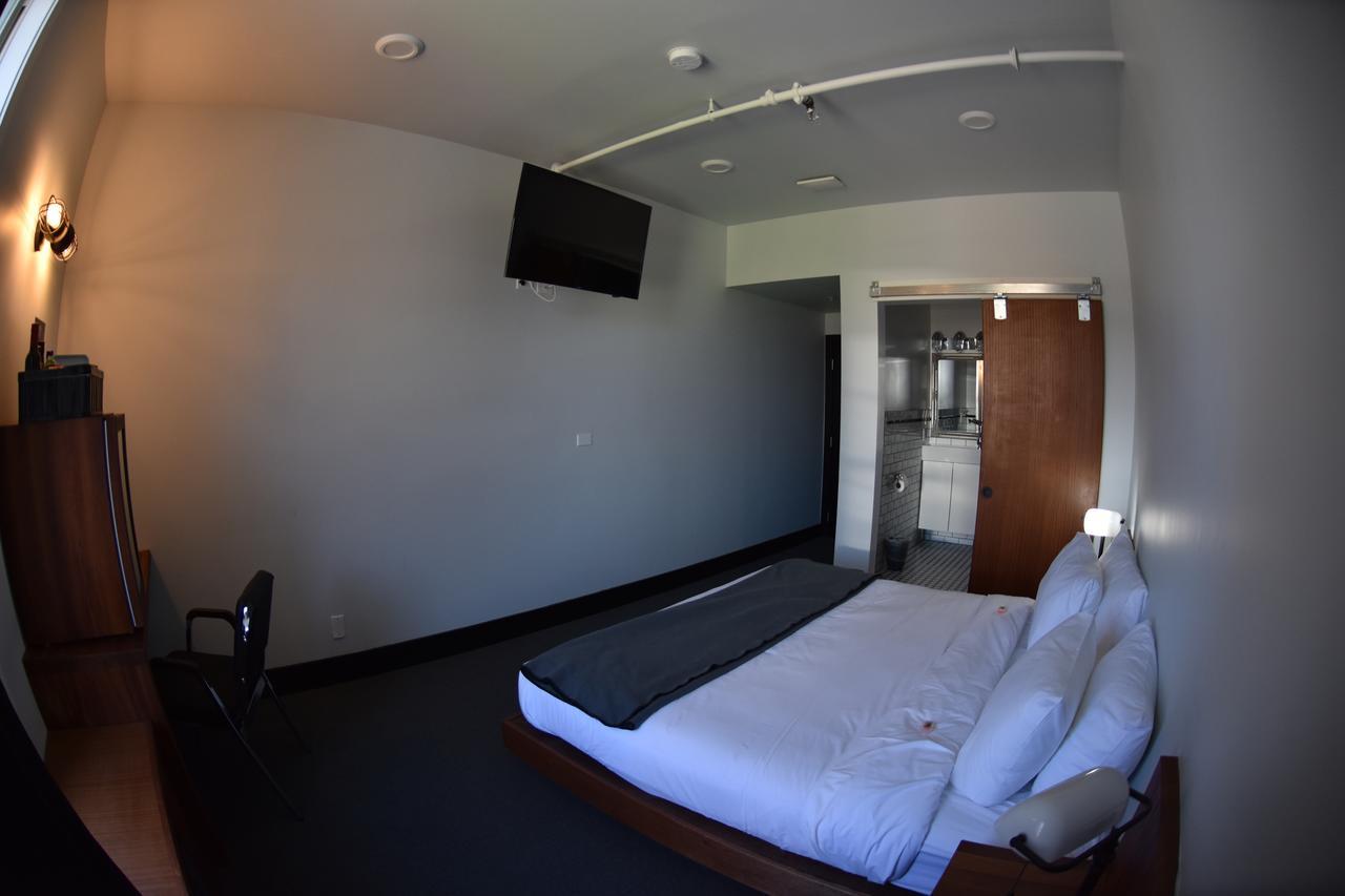 Crash Hotel Downtown Edmonton Room photo
