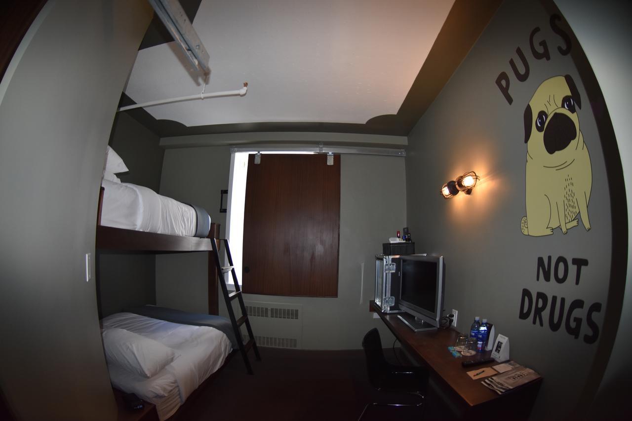 Crash Hotel Downtown Edmonton Room photo